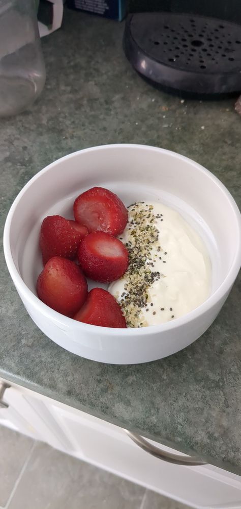 greek yogurt, hemp seeds, chia seeds, strawberries Yogurt Bowl, Stuffed Shells, Green Juice, Loving Your Body, Hemp Seeds, Chia Seeds, Greek Yogurt, Chia, Strawberries