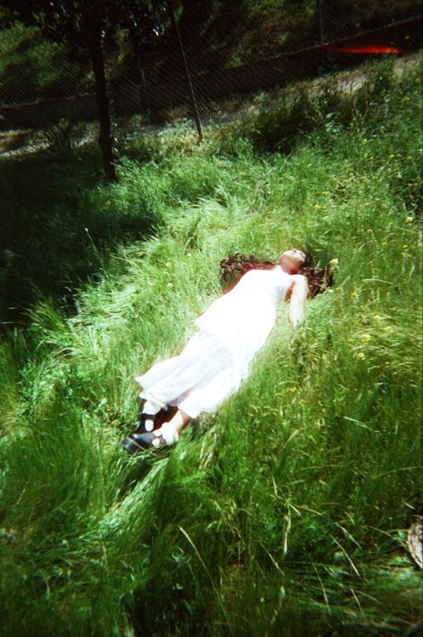 Lana Del Rey Photoshoot, Lana Core, Tuck Everlasting, Nature Photoshoot, Girl Sleeping, Corpse Bride, Future Life, Flower Field, Photography Inspo