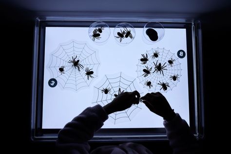 Actividades de Halloween para la mesa de luz con Imprimible Gratis – Creciendo Con Montessori Theme Halloween, Reggio Emilia, Tutorial Diy, Baby Play, Light Table, Montessori, Art For Kids, Light Box, Kindergarten