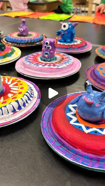 Keisha L. Casiano on Instagram: "I mean, just these little creatures sitting on these decorative plates alone has me like😍��😍 still can’t get over how colorful and personalized each alien are👽🛸  #arteducation #artteacher #elementaryartteacher  #education  #teachersofinstagram #weareteacher" Space Clay Art, Rocket Craft Ideas, Alien Art For Kids, Outer Space Art Projects, Space Art Projects For Kids, Clay Alien, Alien Craft, Kids Art Space, Art Club Projects