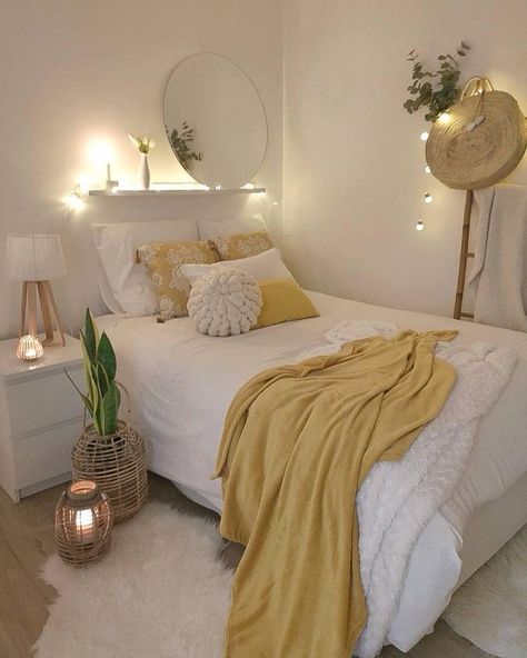 White Bedroom With Yellow Accents, Urban Bohemian, Fall Bedroom Decor, Yellow Room, Fall Bedroom, Dorm Room Inspiration, Casa Vintage, Teen Bedroom Decor, Bedroom Decor Ideas