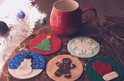 Felt Christmas Coasters Free Pattern, Felt Christmas Coasters, Felt Coasters Ideas, Felt Mug Rugs, Felt Coasters Diy, Coasters Diy, Holiday Coasters, Crafty Mom, Felt Coasters