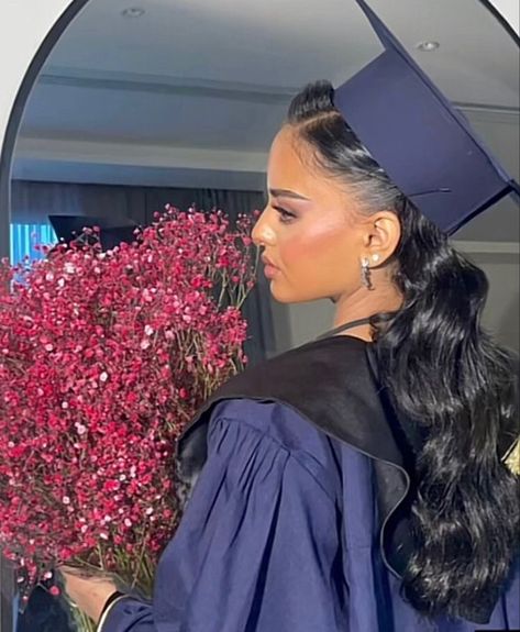 Caps Graduation, Graduation Hairstyles With Cap, Cap Hairstyles, Nursing Graduation Pictures, College Graduation Photoshoot, Weave Hairstyles Braided, Graduation Look, Grad Hat, Graduation Photography Poses