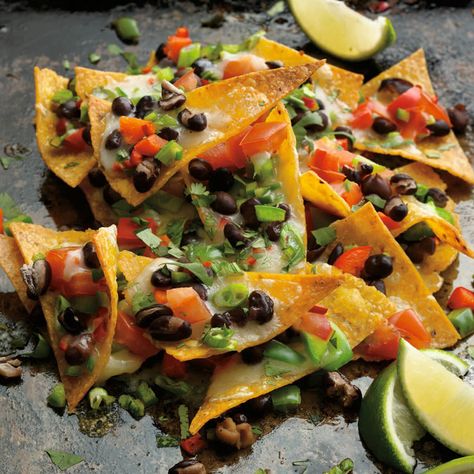 Bean And Cheese Nachos, Cheese Nachos Recipe, Bean Nachos Recipe, Black Bean Nachos, Nachos Recipes, Nachos Cheese Recipe, Cheese Nachos, Bean Nachos, Vegetarian Nachos