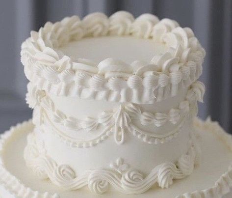 One Tier Vintage Cake, White Vintage Cake Aesthetic, White Piped Cake, Monochrome Vintage Cake, Old Fashion Wedding Cakes, Vintage Wedding Cake One Tier, White One Tier Cake, Vintage Cake Round, Vintage Circle Cake