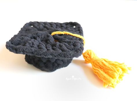 Crochet Mini Graduation Cap - Repeat Crafter Me Sea Crochet, Crochet Pattern Beginner, How To Crochet For Beginners, Crochet Newborn Hat, Repeat Crafter Me, Cute Cap, Crochet Newborn, Bernat Blanket, Bernat Blanket Yarn