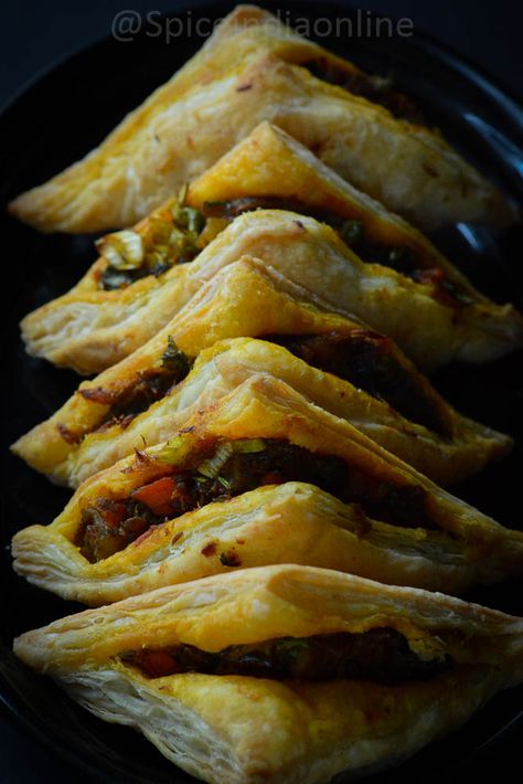 Vegetable Puffs - Indian Vegetable Puff - Vegetable Curry Puffs — Spiceindiaonline Veg Puff Recipe, Curry Puff Recipe, Puff Pastry Snacks, Curry Puffs, Indian Cookbook, Fried Fish Recipes, Puff Recipe, Microwave Cooking, Vegetable Curry