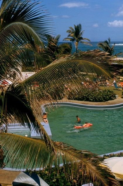 These Vintage Photographs Show the Glitz of Caribbean Vacations - Condé Nast Traveler Havana City, Vintage Caribbean, Savannah Beach, Grand Bahama, Caribbean Resort, Caribbean Culture, Slim Aarons, Caribbean Vacations, Conde Nast Traveler