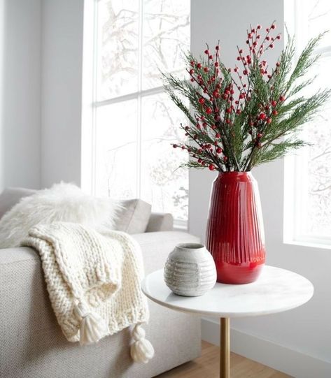 Christmas Stem, Minimalist Christmas Decor, Red Vase, Christmas Vases, Red Christmas Decor, Christmas Flower Arrangements, Scandi Christmas, Christmas Plants, Modern Christmas Decor