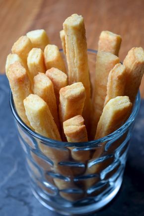 How To Make Cheese Straws Cheese Straws Recipe Easy, Cheese Snacks Recipes, Retro Appetizers, Cheese Straws Recipe, Honeycomb Candy, Savoury Snacks, Cheese Straws, Finger Food Appetizers, Cheese Crackers