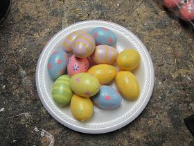 PAINTING THYME NEEDFULS: Thyme to show you how to make some Primitive Easter Eggs! Primitive Easter Crafts, Primitive Tree, Paint Tutorials, Primitive Easter, Easter Egg Tree, Easter Craft Decorations, Plastic Easter Eggs, Plastic Eggs, Easter Crafts Diy