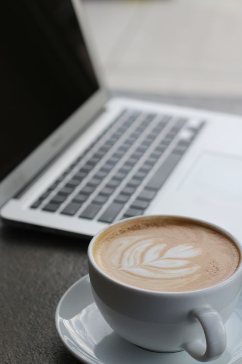 Laptop Coffee Photography, Job Icon Aesthetic, Coffee Office Aesthetic, Coffee Laptop Wallpaper, Coffee Work Aesthetic, Coffee And Computer, Coffee Photography Instagram, Trabajo Aesthetic, Coffee And Laptop