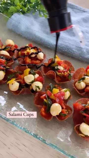 Crispy Salami Cups, Baked Salami Cups, Salami Cups, Salami Appetizer, Salami Recipes, Cheese Cupcake, Mozzarella Pearls, Muffin Cupcake, Holiday Party Foods