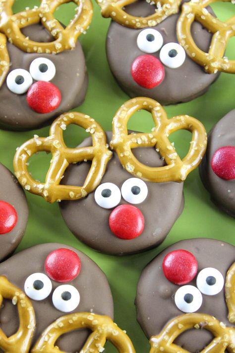 Reindeer Oreos - Baking You Happier Free Printable Grinch, Christmas Party Snacks, Christmas Cookies Kids, Christmas Recipes For Kids, Chocolate Cake Recipes, Easy No Bake Cookies, Reindeer Cookies, Xmas Treats, Healthy Christmas