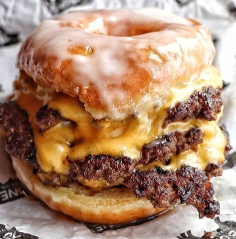 Donut Burger, Side Shelf, Junk Food Snacks, Food Babe, Fair Food Recipes, Food Goals, Food Obsession, Interesting Food Recipes, Best Food