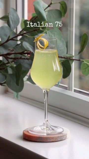 Lemon Peel Garnish, French 75 Recipe, Poppin Bottles, Sparkling Cocktail, French 75, Happy New Years Eve, Happy New Years, Lemon Peel, Drink Up