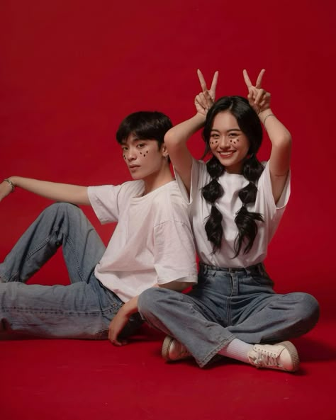 Two People Poses Drawing Siblings, Pose Reference Photo Friends, Funny Couple Poses, Sibling Photo Shoots, Reference Couple, Duo Poses, Christmas Poses, Sibling Poses, Ref Poses