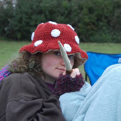 Bucket Hat Mushrooms, Mushroom Crochet Bucket Hat, Crochet Hat Aesthetic, Mushroom Hat Diy, Crochet Mushroom Bucket Hat, Mushroom Hat Crochet, Goblincore Crochet, Crochet Mushroom Hat, Goblincore Diy