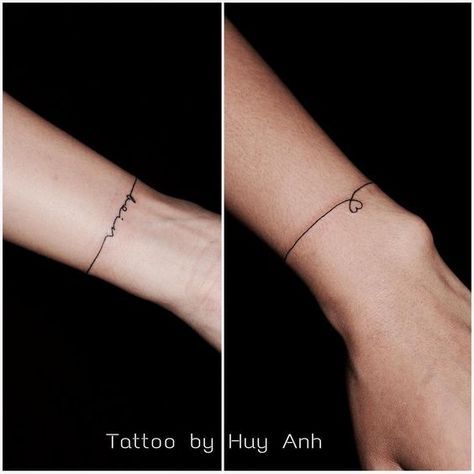 Diese feinen Tattoos sind der neueste Trend und der perfekte Begleiter für den Sommer. Die süßen Bracelet-Tattoos schmücken dein Handgelenk und sind auch super schön mit vielen verschieden Schmuck-Armreifen zu kombinieren. Wer es etwas persönlicher mag, kann die Bracelet-Tattoos durch tätowierte Anhänger personalisieren, so trägst du deinen Liebsten immer bei dir. Star Tattoo On Wrist, Armband Tattoos For Men, Bracelet Tattoos, Tattoo Band, Tato Henna, Armband Tattoos, Tattoo Trend, Tattoo Aesthetic, Inspiration Tattoo