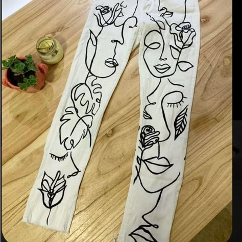 jwb16 Painting On White Pants, Painted White Jeans Diy, Diy Pants Paint, Ideas Para Pintar Pantalones, Painted White Jeans, Painted Denim Jeans, Custom Jeans Diy, Denim Diy Clothes, Painted Clothes Diy