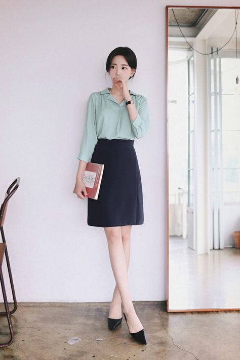 Korean Fashion Classy, Korean Skirt, Professional Work Outfit, Capsule Wardrobe Work, Outfit Korean, Office Casual Outfit, Corporate Attire, Jumpsuit Elegant, Korean Girl Fashion