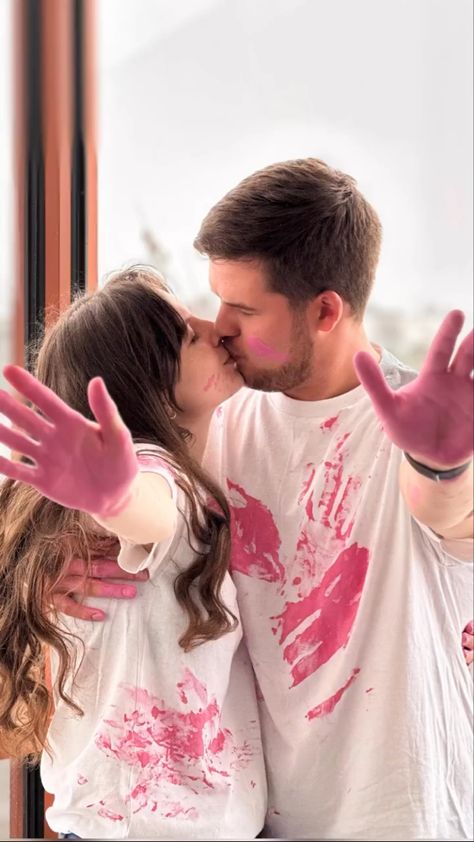 Gender Reveal Paint Ideas, Paint Maternity Shoot, Gender Reveal With Paint, Paint Gender Reveal Ideas, Paint Gender Reveal, Intimate Gender Reveal Ideas For Couple, Gender Reveal Shooting, Gender Reveal Paint, Gender Reveal Photoshoot