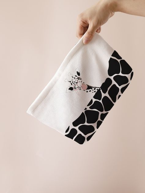 Multicolor  Collar  Polyester  Zippered Pouch Embellished   Beauty Tools Canvas Pouch Painting Ideas, Pouch Painting Ideas, Pouch Painting, Paint Bags, Diy Bag Painting, Pencil Case Pattern, Giraffe Crafts, Canvas Bag Diy, Canvas Bag Design