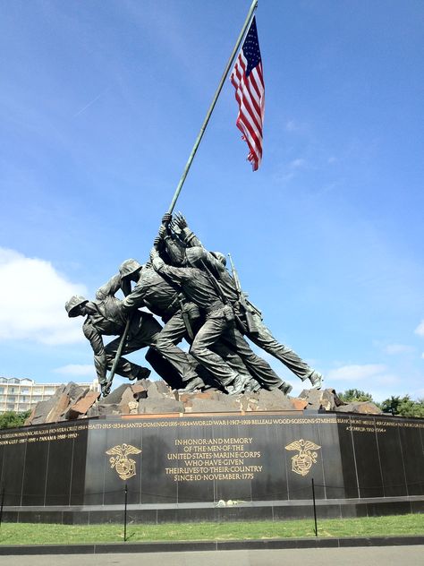 The Marine Corps War Memorial (also called the Iwo Jima Memorial) is a military memorial statue outside the walls of the Arlington National Cemetery and next to the Netherlands Carillon, in Arlington, Virginia, in the United States. The memorial is dedicated to all personnel of the United States Marine Corps who have died in the defense of their country since 1775. America Core, Marine Pictures, Iwo Jima Memorial, Pictures Of Flags, American Flag Pictures, Camp America, Fireworks Pictures, Patriotic Pictures, American Flag Wallpaper