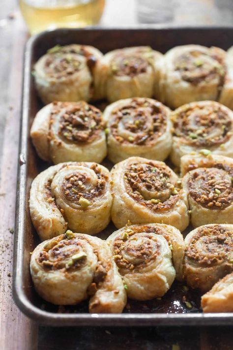 Baklava Puff Pastry, Pinwheels Puff Pastry, Puff Pastry Cinnamon Rolls, Pastry Cinnamon Rolls, Puff Pastry Cinnamon, Monkey Breads, Rolls Food, Pistachio Baklava, Food Dolls