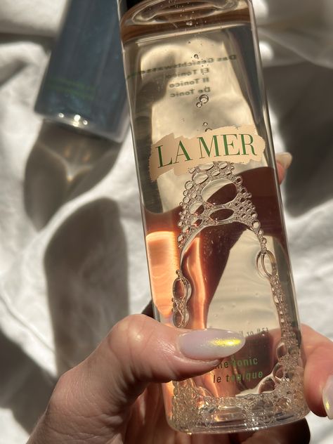 La Mer Skincare Aesthetic, Toner Aesthetics, La Mer Aesthetic, Nails Hailey Beiber, How To Use Toner, Skincare Organiser, Ladies Lounge, Skincare Facial, Couples Christmas