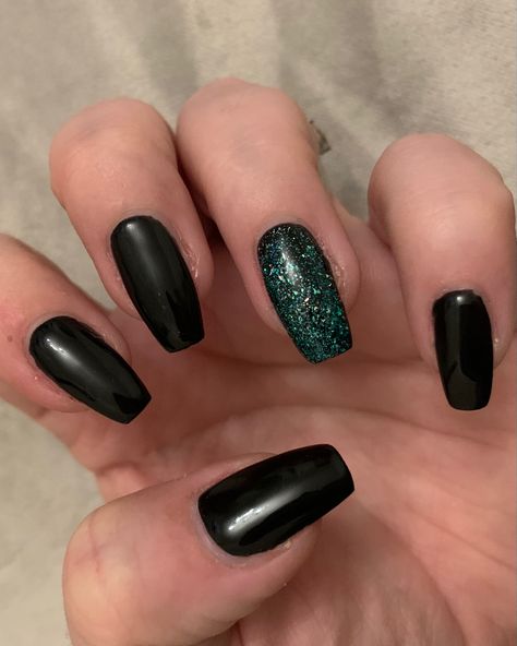 Black And Forest Green Nails, Black Nails With Green Accent, Black And Green Prom Nails, Dark Green Sparkle Nails, Black And Dark Green Nails, Dark Green And Black Nails, Emerald Green And Black Nails, Green Sparkle Nails, Green And Black Nails