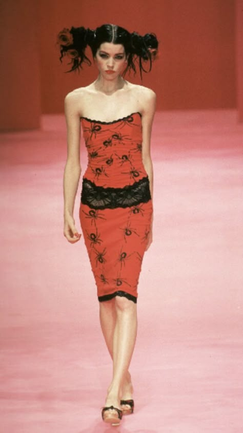 Betsy Johnson Runway 90s, 90s Betsey Johnson Dress, Betsey Johnson Runway, 90s Fashion Show, Betsey Johnson Fall 1998, Betsey Johnson 1998 Adriana Lima, Betsey Johnson 1997 Fw, Fashion 1990s, Art Outfit