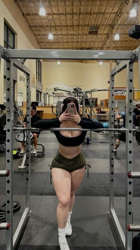 Curvy Gym Body Type, Goal Body Type Aesthetic, Women Powerlifters, Gum Outfits, Powerlifting Aesthetic, Gym Photo, Body Inspired, Plus Size Posing, Curvy Body Types