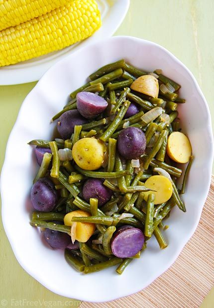 Homestyle Green  Beans and Potatoes.  Sometimes the simplest of dishes are just so  darned good. (I would use a can of tomatoes instead of the broth) Purple Potato Recipes, Beans And Potatoes, Fat Free Vegan, Mardi Gras Food, Green Beans And Potatoes, Purple Potatoes, Vegan Holidays, Vegan Sides, Potato Side Dishes