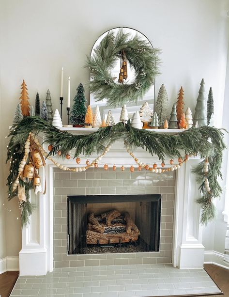 Christmas Mantels With Tv, Tv Cabinet Decor, Christmas Tv, Christmas Apartment, Fireplace Mantel Decor, Christmas Decor Inspiration, Christmas Mantel Decorations, Christmas Mantle, Christmas Fireplace