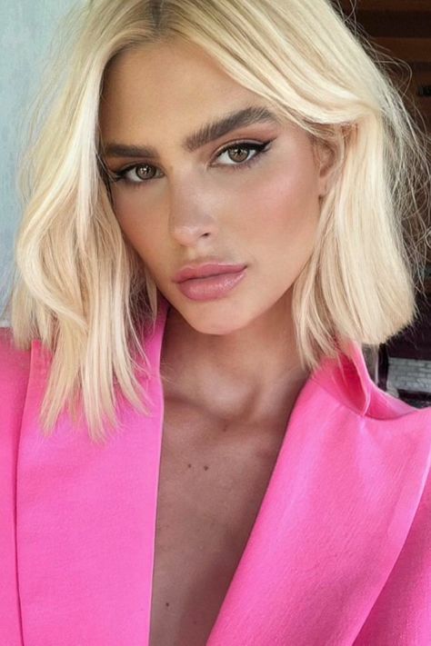 📸 gabriellacborges One colour we're crushing on hard, is the vanilla cream shade served up by model Gabriella Borges. The colour, created by Brazil's leading blonde expert, Romeu Felipe, is crisp (thanks to that icy undertone), then warmed up, ready for summer with a hint of creamy vanilla tint and shots of bright blonde illuminage framing the face. All blend into a slightly bronzed and subtly sandy root colour to pull everything together. Fest Outfits, Beautiful Hair Color, Blonde Hair Inspiration, Blonde Hair Shades, Blonde Hair Looks, Penteado Cabelo Curto, Platinum Blonde Hair, Short Blonde, Vanilla Cream