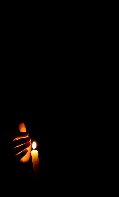 Chiaroscuro Photography, Low Key Photography, Candle In The Dark, Hand Photography, Candles Photography, Foto Tips, Dark Photography, Chiaroscuro, 인물 사진