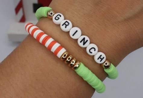 ♥ Grinch Cindy Lou, Clay Bead Bracelet Ideas, Heishi Bead Bracelet, Make Clay Beads, Christmas Jewelry Diy, Heishi Bracelet, Holiday Bracelets, Cindy Lou Who, Preppy Christmas