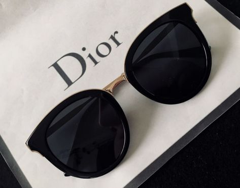 Bracelet Dior, Pretty Sunglasses, Cute Glasses Frames, Classy Glasses, Glasses Frames Trendy, Fancy Glasses, Glasses Trends, Luxury Glasses, Trendy Glasses