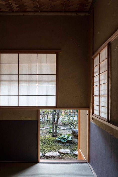 Tea House Japan, Tea House Design, Japanese Traditional Architecture, Natural Building Materials, Japanese Tea House, Japanese Room, Small Doors, Natural Building, Japanese Interior