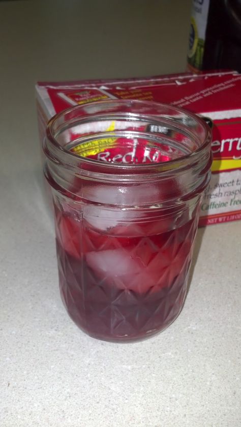 The life and times of Susan B.: Herbal "kool-aid" A cool summer drink with very little sugar..... Black Currant Juice, Juice Concentrate, Red Raspberry, Flavored Drinks, Kool Aid, Herbal Tea, Baby Feeding, Refreshing Drinks, Summer Drinks