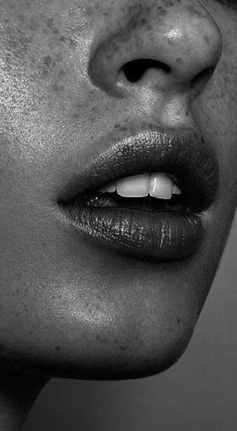 Close Up Face Photography, Mouth Black And White, Close Up Portrait Photography, Lips Black And White, Hyperrealistic Drawing, Beautiful Pencil Drawings, Tears Art, Close Up Faces, Lip Drawing