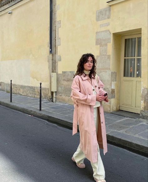 Modest Outfits Aesthetic, Trench Coat Street Style, Raincoat Outfit, Pink Trench Coat, Trench Coat Outfit, Instagram Paris, Pastel Outfit, Italy Outfits, Causal Outfits