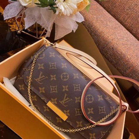 Make heads turn with our statement bags. Inbox us for yours! 💥👜 Lv Favorite Mm, Lv Favorite, Lv Crossbody Bag, Louis Vuitton Favorite Pm, Louis Vuitton Pattern, Louis Vuitton Favorite Mm, Favorite Mm, Louis Vuitton Favorite, Goyard Bag