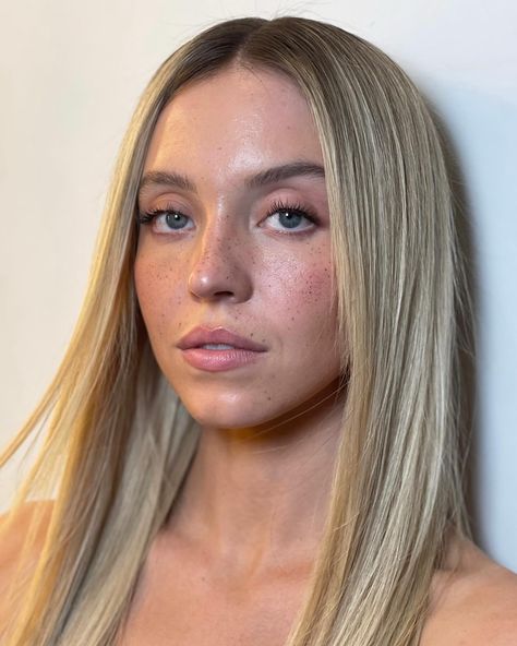 Fresh skin & faux freckles for the win 🤌🏼 my fave kinda glam. #BTS w/ @sydney_sweeney for @glamouruk @glencocoforhair @melissa.hernandez @… | Instagram Sydney Sweeney 2023, Bts W, Blonde Celebrities, Female Celebrity Crush, Faux Freckles, Sydney Sweeney, Fresh Skin, Dewy Skin, Blonde Beauty