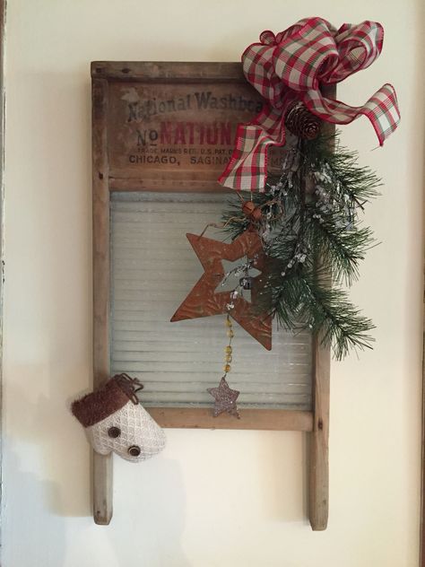 Vintage glass washboard, discovered in the basement, decorated for Christmas!! Washboard Crafts, Shelf Staging, Washboard Decor, Glass Washboard, Vintage Washboard, Old Washboards, Primitive Decorations, Decor Balls, Bathrooms Decor