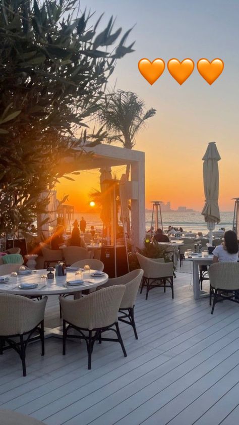 Summer Vacation Aesthetic Food, Dubai Restaurants Aesthetic, Aesthetic Beach Restaurant, Restaurant Background Aesthetic, Greece Pics Aesthetic, Summer Restaurant Aesthetic, Zepeto Restaurant Background, Luxury Summer Aesthetic, Nice Restaurant Aesthetic