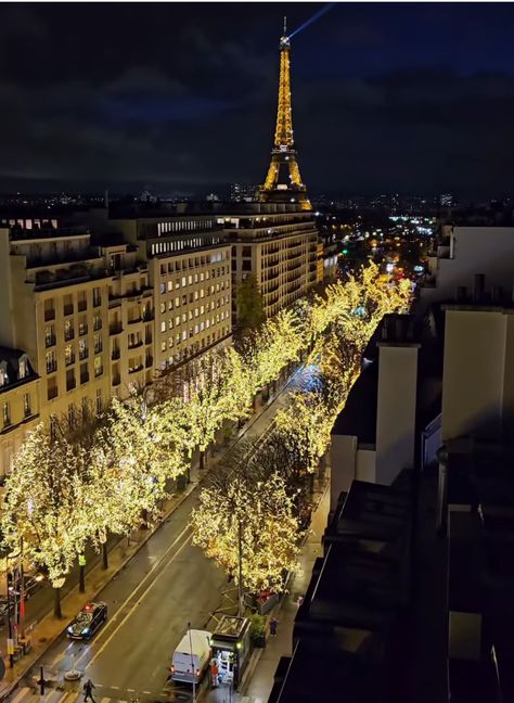 Avenue Des Champs-élysées, Paris France Travel, Parisian Life, Travel Itinerary Template, Paris At Night, Europe Travel Guide, Champs Elysees, Winter Vacation, Rooftops