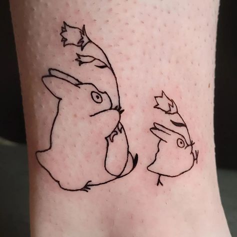 Adorable little "My Neighbor Totoro" ankle tattoo, done by @thistlekae. We love these Studio Ghibli tattoos. Totoro Matching Tattoo, Matching Totoro Tattoos, Matching Tattoos Studio Ghibli, Totoro Tattoo Minimalist, Matching Ghibli Tattoos, Studio Ghibli Matching Tattoo, Matching Studio Ghibli Tattoos, Little My Tattoo, The Cat Returns Tattoo