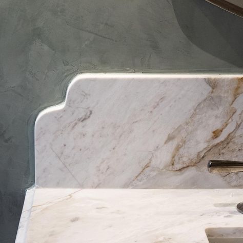 @ariastonegallery shared a photo on Instagram: “It's all in the details! Notice the exquisite, rounded edges of our Calacatta Matarrazzo Honed Marble - you'll be seeing much more of this…” • Apr 22, 2022 at 1:29am UTC Curved Marble Backsplash Bathroom, Curved Vanity Backsplash, Marble Edge Detail, Curved Marble Backsplash, Marble Backsplash Bathroom, Marble Countertops Bathroom, John 21, Counter Edges, Slab Backsplash